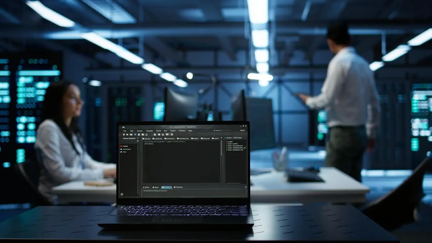 В центре внимания — ноутбук, которым пользуются инженеры, пишущие код в современном дата-центре.