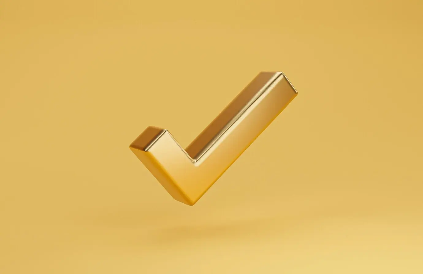 Золотой знак «верно» для концепции ISO‑сервиса, лучшего обеспечения качества и гарантии продукта.